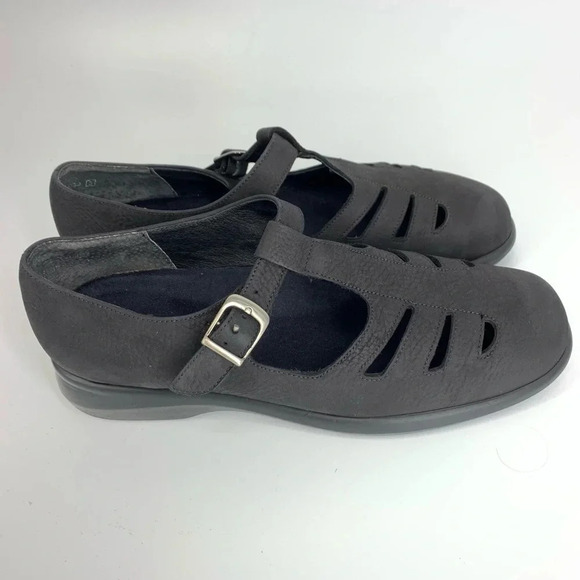 Munro side buckle t strap Nubuck fisherman flats - Picture 4 of 8